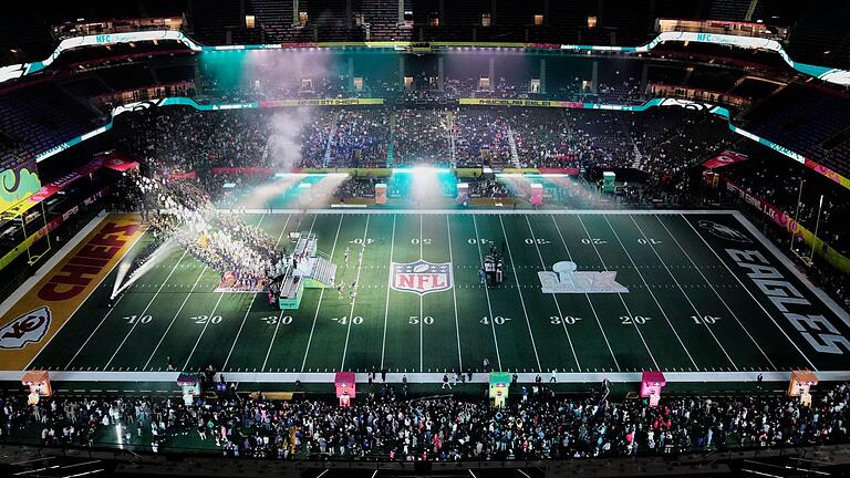 Vor dem LIX. Super Bowl       -  Mega Event in Party-Stadt: Die Arena in New Orleans fasst über 80.000 Menschen.