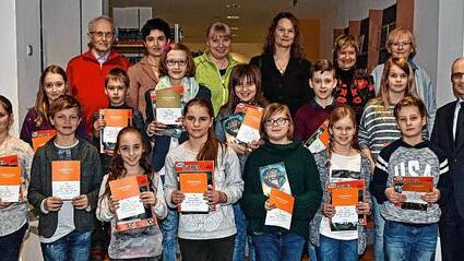 13 der 16 Schulsieger aus dem Landkreis Haßberge nahmen am Kreisentscheid des Vorlesewettbewerbs teil. Unser Bild zeigt (in der ersten Reihe von links) Alicia Apel, Louis Mahr, Alexa Wüscher, Selina Brohm, Jana Friedrich, Lea Mahr, Anton Zellmann und Landrat Wilhelm Schneider sowie (in der zweiten Reihe von links) Michelle Esch, Endrik Scherer, Johanna Röth, Emily Oster, Leon Schneider, Marleen Vogler und (in der dritten Reihe von links) Wilhelm Schönherr, Rita Simon, Karin Eder, Andrea Bols, Ulrike Brech und Annelie Ebert.