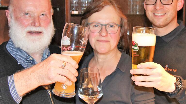 Der schönste Platz hinter der Theke: Stammtischsenior Hartwig Nagler, Mitarbeiterin Marianne Stier und Stammtischbruder Max Hochrein (von links). Der schönste Platz hinter der Theke: Stammtischsenior Hartwig Nagler, Mitarbeiterin Marianne Stier und Stammtischbruder Max Hochrein (von links).