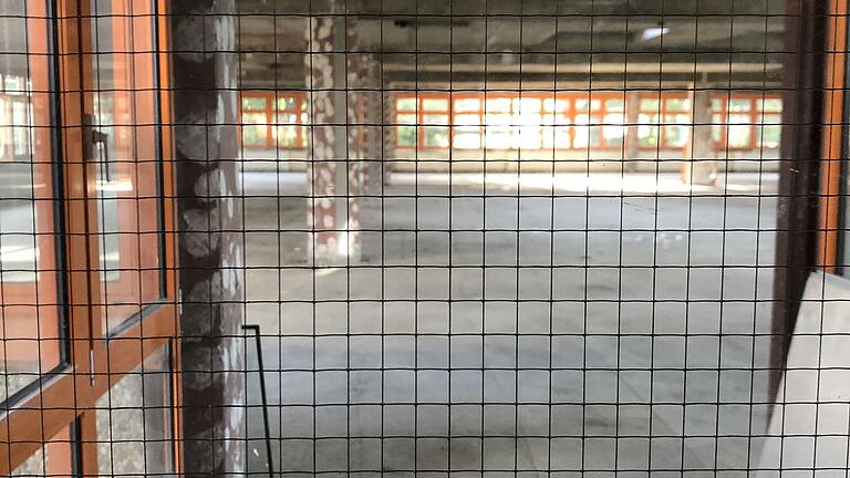 Ein Blick 'hinter Gitter' auf die aktuelle Baustelle im Rhön-Gymnasium.