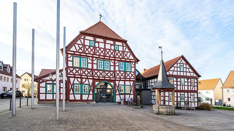 Synergieeffekte nutzen, wenn ohnehin Straßen und Plätze aufgerissen sind. Als der Marktplatz saniert wurde und sowieso eine Baustelle war, wurden die Rohre für Nahwärmeversorgung gleich mitverlegt und viele Gebäude rund um den Platz, wie zum Beispiel das Rathaus, angeschlossen. Synergieeffekte nutzen, wenn ohnehin Straßen und Plätze aufgerissen sind. Als der Marktplatz saniert wurde und sowieso eine Baustelle war, wurden die Rohre für Nahwärmeversorgung gleich mitverlegt und viele Gebäude rund um den Platz, wie zum Beispiel das Rathaus, angeschlossen.