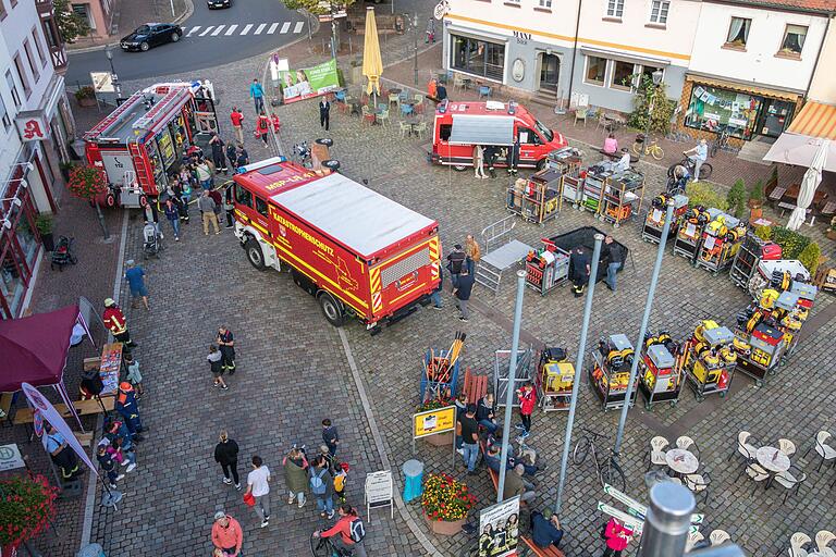 Bei der 'Langen Nacht der Feuerwehr' präsentierte die Gemündener Stützpunktwehr nahe zu ihre vollständige Ausrüstung auf dem Marktplatz und der angrenzenden Obertorstraße dem Interessierten Publikum.