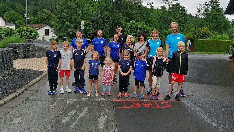 Beim Gruppenbild versammelten sich junge und junggebliebene Unterelsbacher zum Laufen auf ihrer Heimstrecke. Beim Gruppenbild versammelten sich junge und junggebliebene Unterelsbacher zum Laufen auf ihrer Heimstrecke.