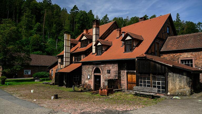 Die historische Schmiede des Hammermuseums in Hasloch ist der Ursprung des heutigen Unternehmens Kurtz Ersa. Heute herrscht dort nur noch Museumsbetrieb. Die historische Schmiede des Hammermuseums in Hasloch ist der Ursprung des heutigen Unternehmens Kurtz Ersa. Heute herrscht dort nur noch Museumsbetrieb.