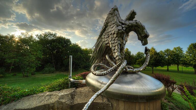 Quellwasser versilbern, das ist das Ziel allen unternehmerischen Denkens. Und das gilt auch für die Karl-Theodor-Quelle, über der dieses Kunstwerk von Imre Varga in Bad Neustadt thront.