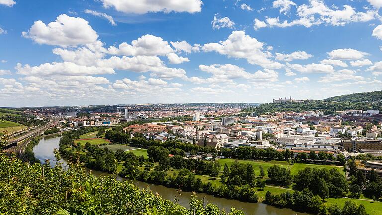 In der Region Würzburg klingt der Sommer aus. Mit diesen zehn günstigen Aktivitäten lassen sich die letzten Sommertage noch genießen.