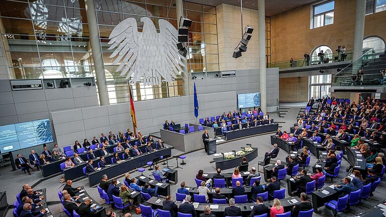 75. Jahrestag der konstituierenden Sitzung des Bundestages       -  Mit einer Feierstunde hat der Bundestag den 75. Jahrestag der konstituierenden Sitzung des Bundestages geehrt.