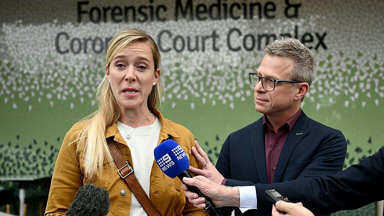 Simones Geschwister Christina und Alexander Strobel hofften auf Antworten bei der fünftägigen Anhörung 2024 in Sydney. Vor Journalisten vor dem Lidcombe Coroners Court erklärten sie, was 20 Jahre der Trauer und Ungewissheit aus der Familie der Getöteten gemacht haben. Simones Geschwister Christina und Alexander Strobel hofften auf Antworten bei der fünftägigen Anhörung 2024 in Sydney. Vor Journalisten vor dem Lidcombe Coroners Court erklärten sie, was 20 Jahre der Trauer und Ungewissheit aus der Familie der Getöteten gemacht haben.
