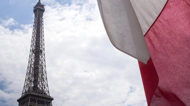 Trikolore vor dem Eifelturm       -  Am Sonntag entscheidet Frankreich, wer der nächste Präsident wird.