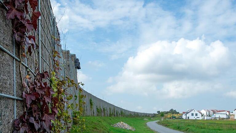 Der dritte Bauabschnitt, die Eselshöhe West II, liegt zwischen der alten und der neuen B 286. Vor Lärm schützt ein Wall mit aufgesetzter &bdquo;grüner Mauer&ldquo;.