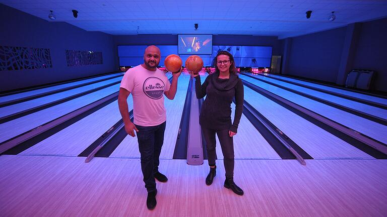 Aus dem ehemaligen Bowling Center in der Columbiastraße ist – Überraschung, Überraschung – jetzt doch wieder ein Bowling Center geworden. Betreiber des Deluxe Bowling Center sind Kais Mansur und Angelika Sawas.