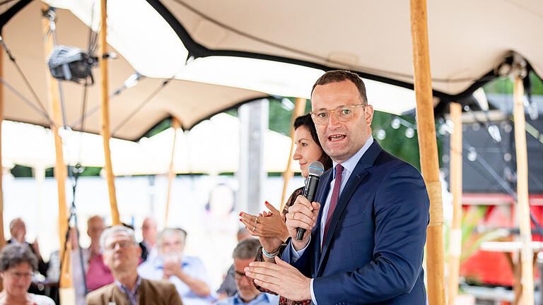 Auf Einlandung von der Staatsministerin für Digitalisierung Dorothee Bär hat Gesundheitsminister  Jens Spahn fragen der Bürger am Stadtstrand von Bad Kissingen am Sonntag, dem 22. August 2021 unter dem Motto: 'Was Sie schon immer fragen wollten!' beantwortet.