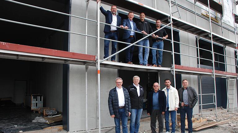 Begeisterung für die neue Rettungswache (oben von links): Landrat Thomas Eberth (BRK-Vorsitzender), Bürgermeister Peter Juks, Jens-Uwe Greiner (Bereichsleiter Einsatzdienste BRK) und Mevlan Mutlu (Investor). Unten von links: Oliver Pilz (Geschäftsführer BRK), Udo Röthlein (Referent Rettungsdienst BRK), Aslan Mutlu, Firat Mutlu (Investoren) und Thomas Schmucker (Architekt).