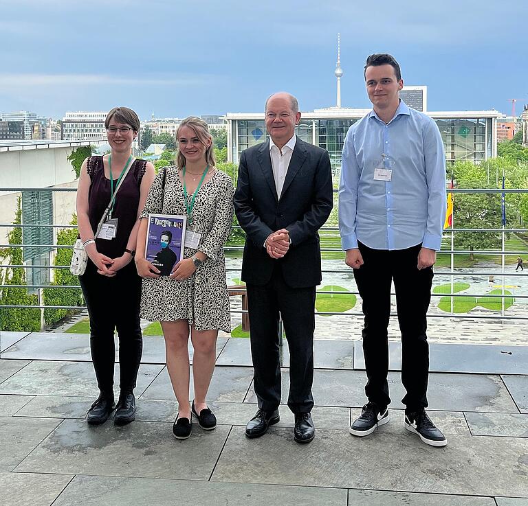 Auch Bundeskanzler Olaf Scholz (Zweiter von rechts) trafen die Auszubildenden zu Medienkaufleuten im Zusammenhang mit der Preisverleihung (von links) Sandra Klein, Kathrin Heller und Felix Mutscheller.