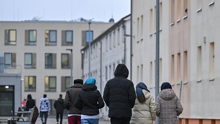 Unterkunft für Asylbewerber       -  Zur Jahresmitte lebten in Deutschland rund 60.000 Geflüchtete mehr als Ende 2023. (Archivbild)