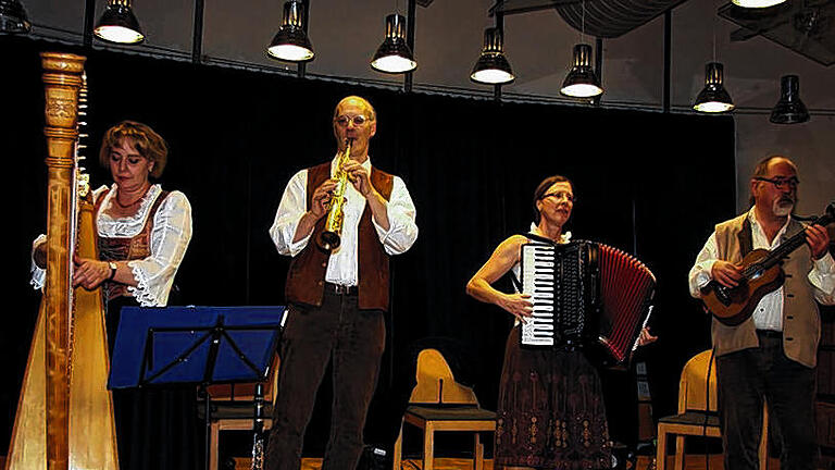 Tolle Tanzmusik: Die Musiker von &bdquo;Allerweil&ldquo; spielten im Schüttbau-Keller gekonnt zum Tanz auf.