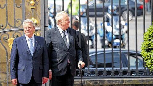 Besuch in Prag: Joachim Gauck (links) an der Seite des tschechischen Präsidenten Milos Zeman.