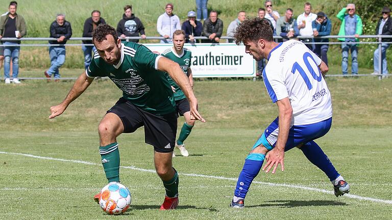 Wird es auch im Rückspiel intensiv? In der ersten Partie gab es zahlreiche Mittelfeld-Duelle wie hier zwischen dem Oberschwarzacher Spielertrainer Simon Müller (links) und dem Unterpleichfelder Andreas Zehner.