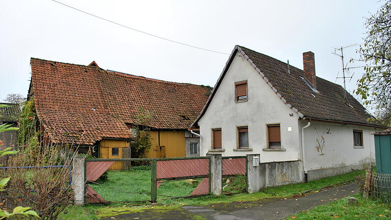 Dieses Wohnhaus in Herbstadt steht seit 15 Jahren leer, die Scheune ist baufällig, jetzt schafft die Gemeinde hier einen Bauplatz.