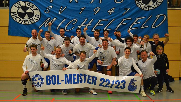 Nach einem 33:32-Sieg beim MHV Schweinfurt jubelt der SV Michelfeld als Meister der Handball-Bezirksoberliga. Bis vor wenigen Tagen hatten die Michelfelder von ihrem Glück, am Samstagabend dort um die Meisterschaft spielen zu können, noch nichts geahnt.