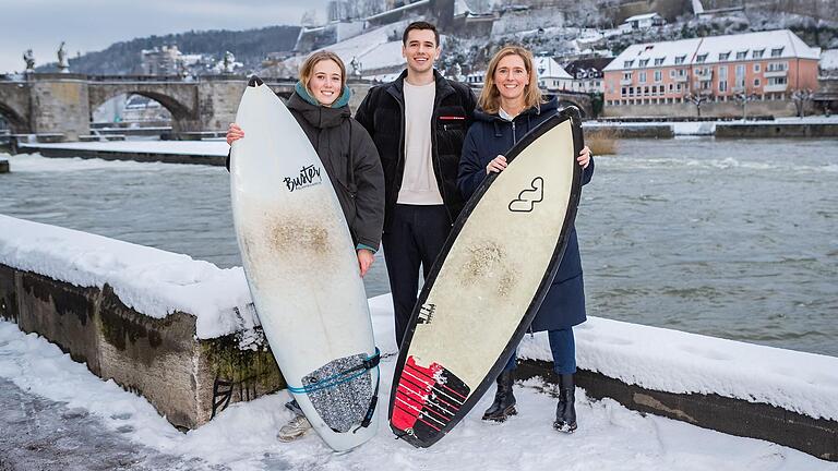 Wenn es nach Maxi Simons (von links), Emir Husic und Judith Roth-Jörg geht, bekommt Würzburg eine Surfer-Welle auf dem Main – direkt an der Alten Mainbrücke.