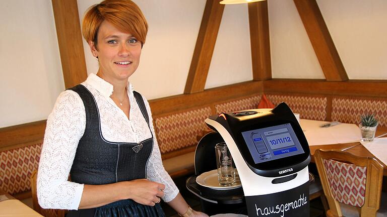Der Servierroboter Bella überrascht im Hörblacher Gasthof Schwarzes Ross die Gäste. Der Servierroboter Bella überrascht im Hörblacher Gasthof Schwarzes Ross die Gäste.