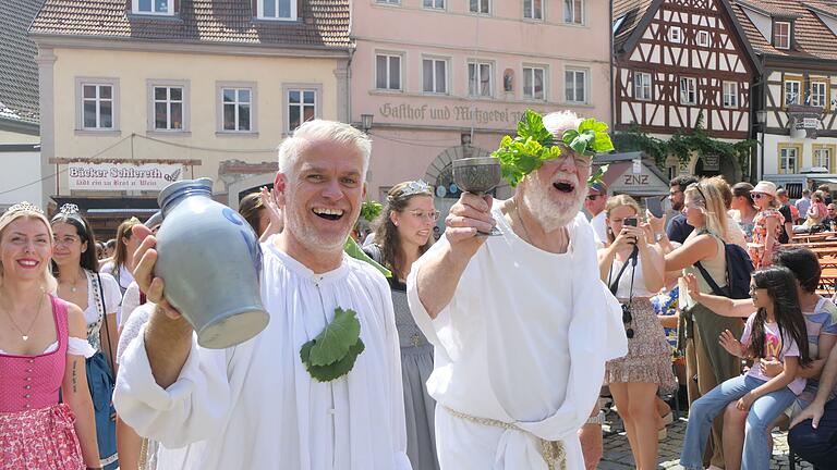 Landtagsabgeordneter Steffen Vogel (links) löste sein Versprechen ein und fungierte als Mundschenk an der Seite von Weingott Bacchus alias Gerold Snater (rechts). Landtagsabgeordneter Steffen Vogel (links) löste sein Versprechen ein und fungierte als Mundschenk an der Seite von Weingott Bacchus alias Gerold Snater (rechts).