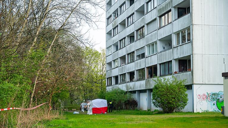 Tödlicher Sturz von Balkon - Ermittlungen - Nach dem tödlichen Sturz eines Jugendlichen untersuchen Ermittler die Umgebung des Hochhauses ab. Tödlicher Sturz von Balkon - Ermittlungen - Nach dem tödlichen Sturz eines Jugendlichen untersuchen Ermittler die Umgebung des Hochhauses ab.