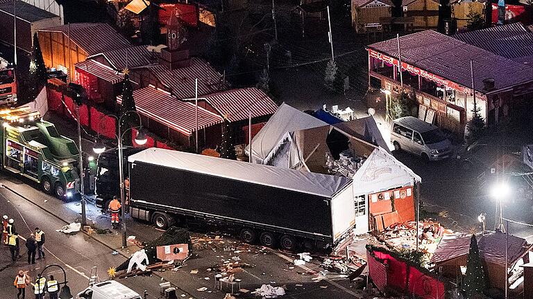 Gedenken an Opfer des Terroranschlags in Berlin 2016       -  Der 19. Dezember 2016: Eine Schneise der Verwüstung ist auf dem Weihnachtsmarkt am Breitscheidplatz in Berlin zu sehen, nachdem der Attentäter Anis Amri mit einem Lastwagen über den Platz gerast war. Elf Menschen starben durch den Anschlag, den Fahrer des gekaperten Lkw erschoss Amri.