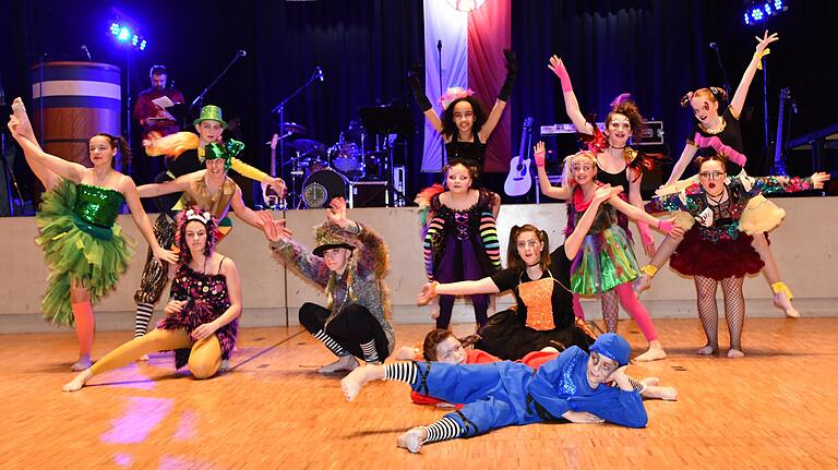 Die Junioren-Jugendtanzgruppe, die Crazy Dancers des TSV Brendlorenzen, sorgten gleich zum Auftakt des närrischen Festkommerses für jede Menge Schwung. Die Junioren-Jugendtanzgruppe, die Crazy Dancers des TSV Brendlorenzen, sorgten gleich zum Auftakt des närrischen Festkommerses für jede Menge Schwung.