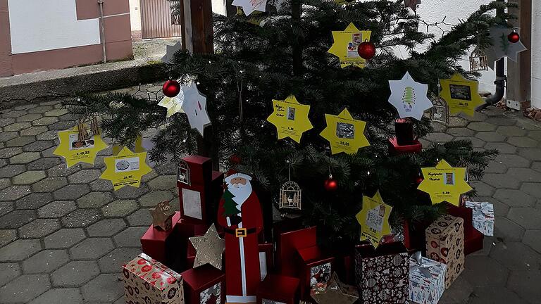 Der geschmückte Wiesthaler Weihnachtswunschbaum.&nbsp;