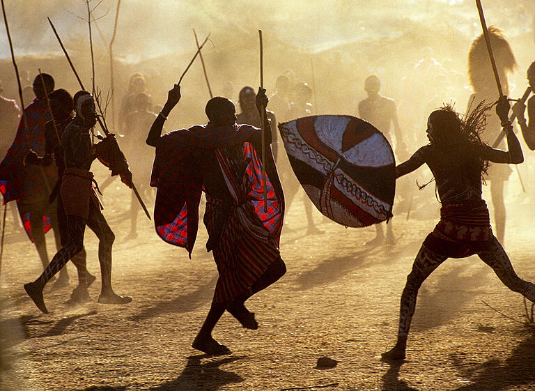 Kampf der Maasai-Krieger in Kenia.