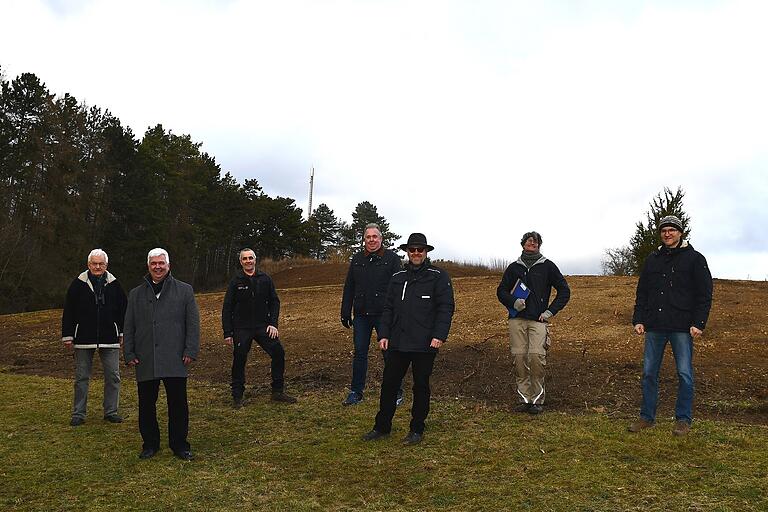 Reinhard Kolb, HGON (von links)&nbsp;Künzells Bürgermeister Timo Zentgraf, Ranger Joachim Walter, Ortsvorsteher Holger Phillipp, Martin Kremer (Biosphärenreservat Rhön), Uwe Barth und Georg Klaus (Arbeitskreisleiter HGON) vor der entbuschten Fläche am Lebersberg.