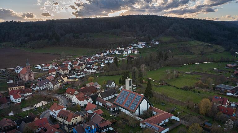 Luftaufnahme der Pfarrkirche 'Zu den Heiligen Engeln' in Gräfendorf. Auf dem Dach des Gotteshauses befinden sich die Solarmodule einer Photovoltaikanlage.