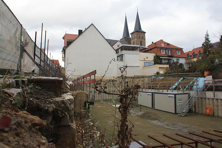 Die Baustelle des Hotel-Gasthofs 'Wilder Mann' in Gerolzhofen ruht seit rund eineinhalb Jahren. Das Bild zeigt die Baugrube der nicht fertiggestellten Tiefgarage.