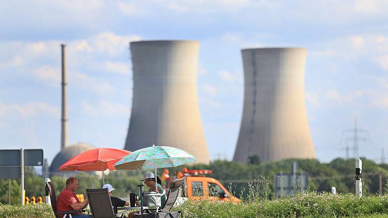 Sprengung der Kühltürme des Kernkraftwerkes Grafenrheinfeld       -  Die Kühltürme des stillgelegten Kernkraftwerks sollen gesprengt werden.