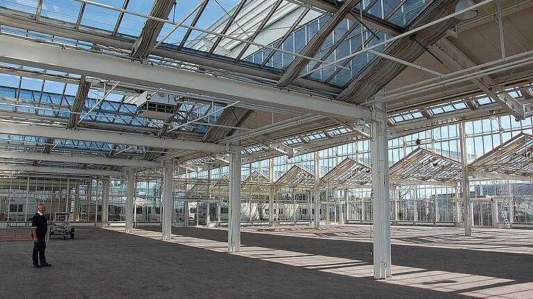 Ausstellungsgelände wird auch das Glashaus des früheren Gartenmarktes, Wolfgang Thein spricht von einem Glaspalast mit besonderer Atmosphäre.