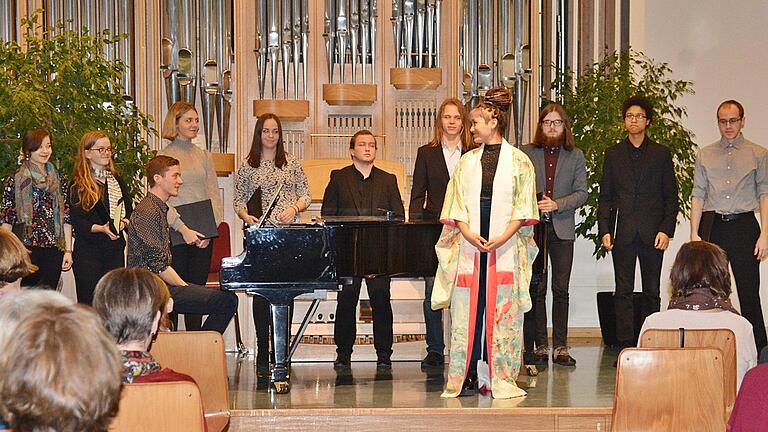 Im Kimono begeisterte bei der 'Musik zum Advent' im Orgelsaal der Berufsfachschule für Musik Bad Königshofen,  Marie Iguchi mit einem Lied aus dem Film 'Prinzessin Mononoke' .  Hanns  Friedrich       -  Im Kimono begeisterte bei der 'Musik zum Advent' im Orgelsaal der Berufsfachschule für Musik Bad Königshofen,  Marie Iguchi mit einem Lied aus dem Film 'Prinzessin Mononoke' .  Hanns  Friedrich