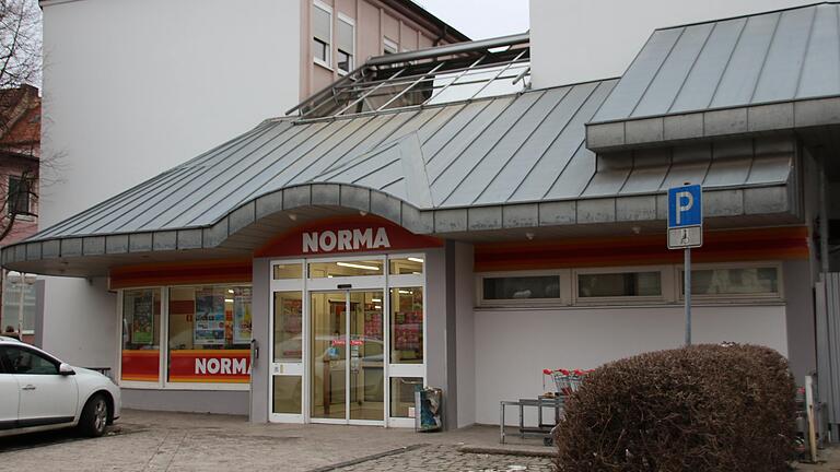 Die Norma-Filiale im Schwalbenhof in Kitzingen: Gerüchte um eine Schließung gibt es schon lange, doch bislang hält der Discounter an seiner Altstadt-Lage fest.