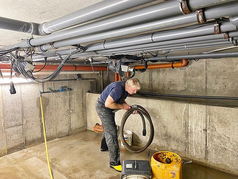 Gerade mal mannshoch ist der Arbeitsbereich unter dem Bad Neustädter Springbrunnen am Marktplatz. Die große Betonwanne fasst rund drei Kubikmeter Wasser und muss im Turnus von zwei bis vier Wochen gereinigt werden.