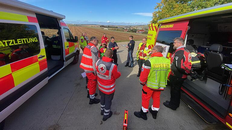 Polizei, Feuerwehr und Rettungskräfte im Einsatz bei einer groß angelegten Suche im Wald von Maidbronn.