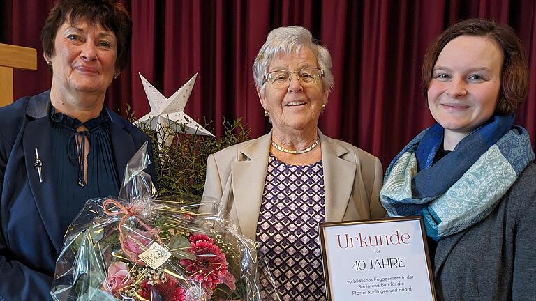 Luise Mahlmeister (Mitte) wurde von Pastoralassistentin Magdalena Sauter (rechts) und der Seniorenbeauftragten Liane Hofmann für 40-jähriges Engagement in der Seniorenarbeit der Pfarrei Nüdlingen geehrt.       -  Luise Mahlmeister (Mitte) wurde von Pastoralassistentin Magdalena Sauter (rechts) und der Seniorenbeauftragten Liane Hofmann für 40-jähriges Engagement in der Seniorenarbeit der Pfarrei Nüdlingen geehrt.