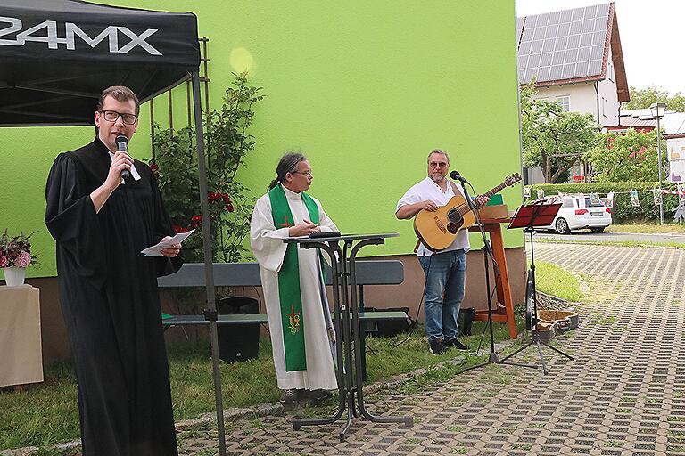 Pfarrer Holger Manke und Pfarrer Gregor Sauer sowie Philipp Arnold (von links) beim Gottesdienst an der Dorfgemeinschaftshalle