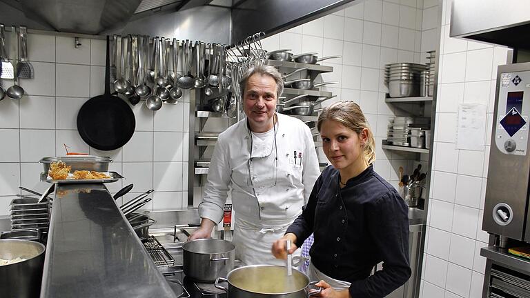 In der Küche der Kugelmühle in Schweinfurt: Chef de Cuisine Max Matreux und Sophie Kimmel. Werner Vogel       -  In der Küche der Kugelmühle in Schweinfurt: Chef de Cuisine Max Matreux und Sophie Kimmel. Werner Vogel