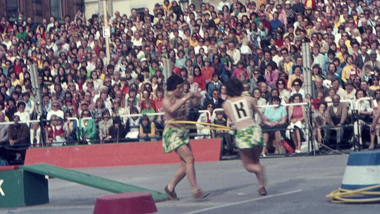 'Spiel ohne Grenzen' 1975 auf dem Karlstadter Marktplatz. Christel Helmreich (links) und Sylvia Burkard gewinnen das Hula-Hoop-Wettlaufen.