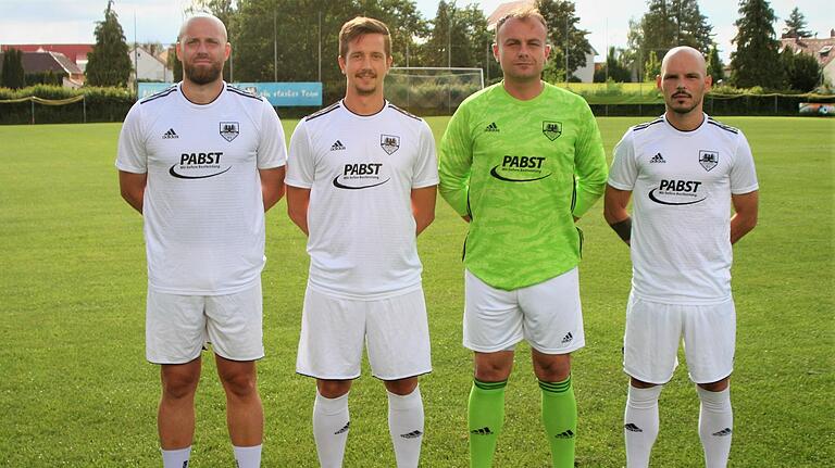 Die Neuzugänge des TSV Gochsheim: (von links) Mirza Mekic, Marcial Weisenseel, Irnes Husic, Erdisan Berisha. Es fehlt Alexander Derra. Die Neuzugänge des TSV Gochsheim: (von links) Mirza Mekic, Marcial Weisenseel, Irnes Husic, Erdisan Berisha. Es fehlt Alexander Derra.
