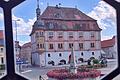 Der Blick vom Gasthaus 'Schlundhaus' am Marktplatz von Bad Königshofen auf das Rathaus.