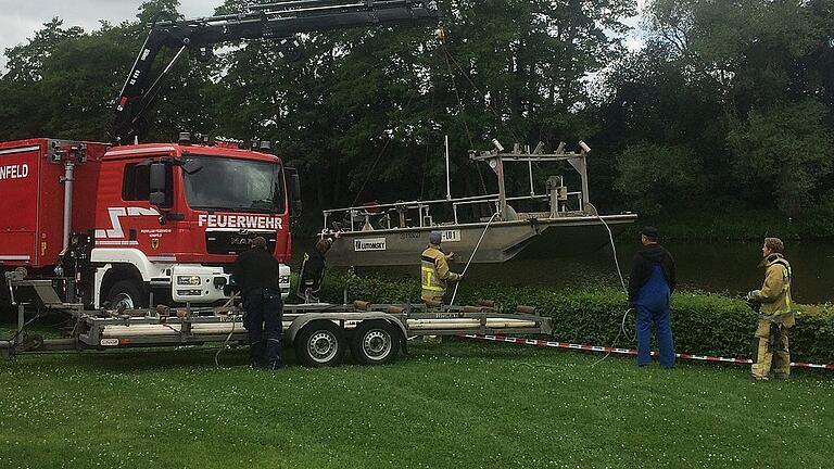 Taucher suchten nach der Ursache des mysteriösen Geblubbers aus dem Sennfelder Badesee. Und fanden Brandbomben aus dem Krieg.