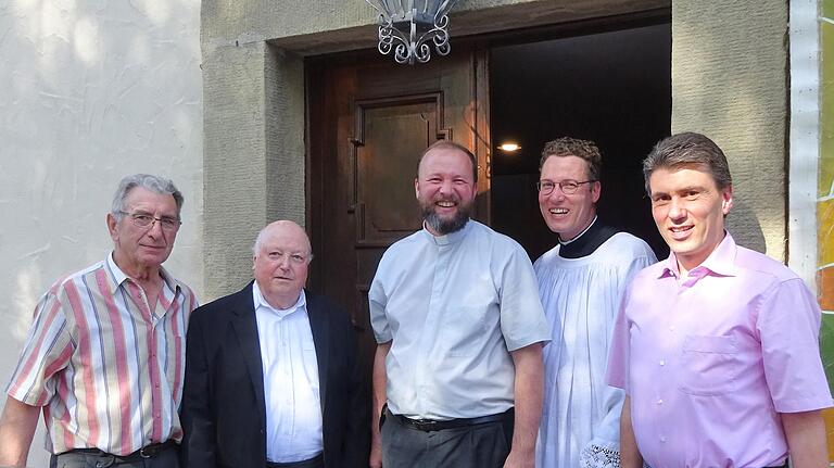 Mesner Berthold Warmuth, Ruhestandspfarrer Manfred Hauck (Seelsorger in Altenmünster), Pfarrer Andreas Heck (Festprediger bei der Sternwallfahrt), Pfarrer Eugen Daigeler und der langjährige Pfarrgemeinderatsvorsitzende Christoph Erhart (von links). Mesner Berthold Warmuth, Ruhestandspfarrer Manfred Hauck (Seelsorger in Altenmünster), Pfarrer Andreas Heck (Festprediger bei der Sternwallfahrt), Pfarrer Eugen Daigeler und der langjährige Pfarrgemeinderatsvorsitzende Christoph Erhart (von links).