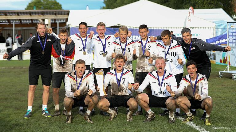 Die männliche U 18 hat die Faustball-Weltmeisterschaft in Österreich gewonnen. Zur erfolgreichen Mannschaft gehören Kapitän Fabio Lauck (vorne, Zweiter von links), Johann Schneider (vorne, rechts) und Julian Schiffler (hinten, Dritter von links) vom TV Segnitz. Die männliche U 18 hat die Faustball-Weltmeisterschaft in Österreich gewonnen. Zur erfolgreichen Mannschaft gehören Kapitän Fabio Lauck (vorne, Zweiter von links), Johann Schneider (vorne, rechts) und Julian Schiffler (hinten, Dritter von links) vom TV Segnitz.